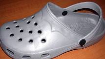 Padělky bot značky Crocs objevené chebskými celníky