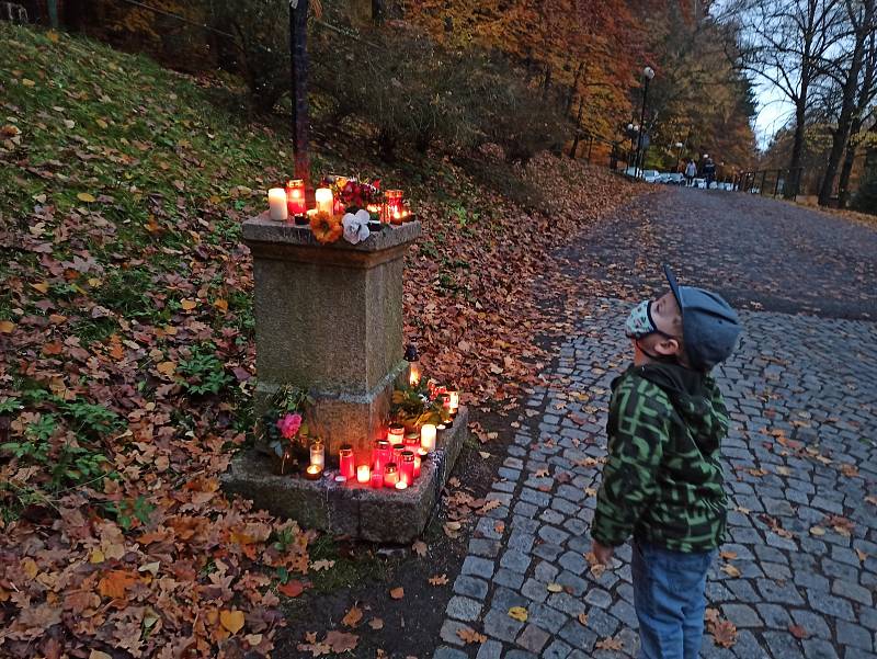 Žádné velké návaly se nekonaly o víkendu na hlavním karlovarském hřbitově v Drahovicích. Důvodem je pandemie. Zatímco v minulosti proudily na hřbitov davy lidí a nebylo zde téměř kde zaparkovat, letos byl poslední předdušičkový víkend velmi poklidný.