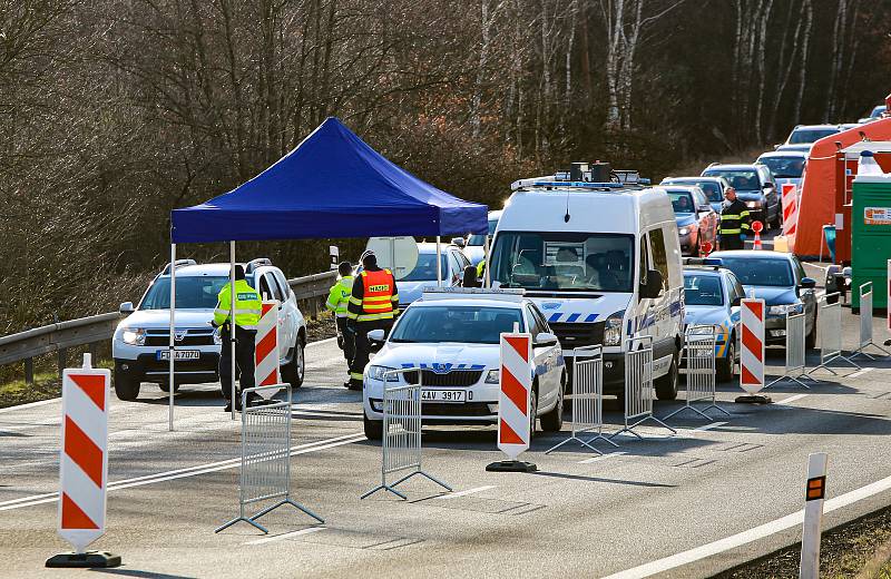 Na hraničním přechodu s Německem v Pomezí nad Ohří kontrolují policisté projíždějící řidiče, jestli nemají zvýšenou teplotu, a zda nejsou nakaženi koronavirem.