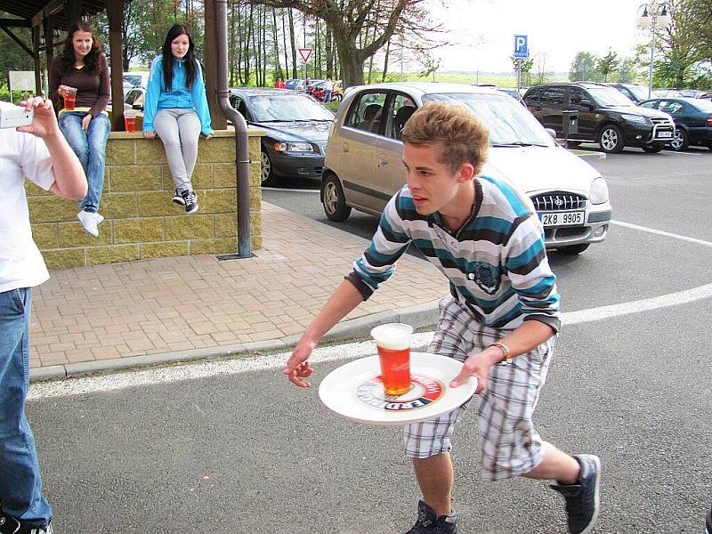 Pivní slavnost se konala v pořadí již potřetí v areálu hotelu Kazdův Dvůr ve Vonšově u Skalné. Hosté měli možnost ochutnat několik druhů piv anebo upečené sele. K tanci a poslechu hrála živá kapela.