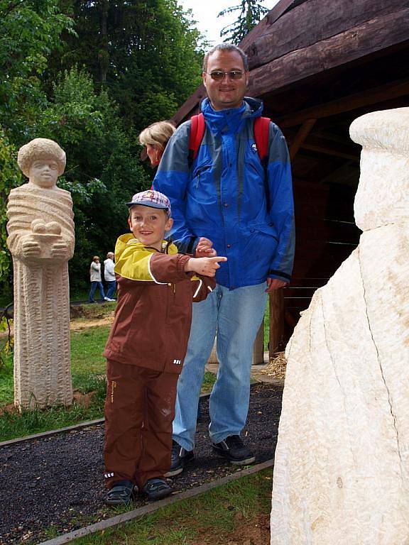 V Pohádkovém ráji na mariánskolázeňském Krakonoši přibyly další nové sochy.