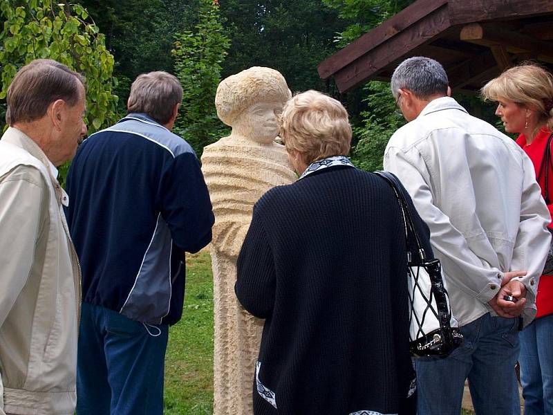 V Pohádkovém ráji na mariánskolázeňském Krakonoši přibyly další nové sochy.