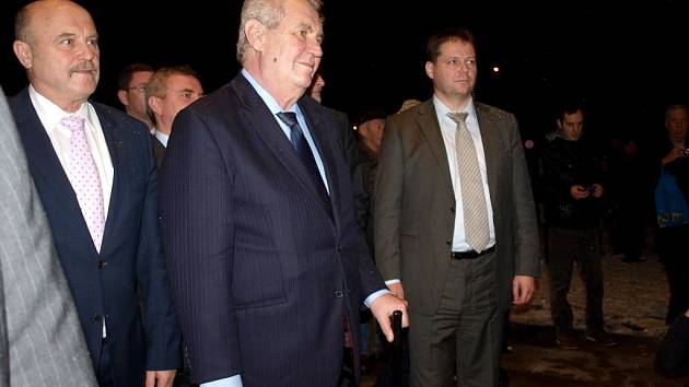 Mažoretky, dechový orchestr a asi tři stovky občanů v Chebu přivítaly prezidenta Miloše Zemana. Ten s obyvateli debatoval například o nízkých důchodech, nezaměstnanosti, ale třeba také o nízké minimální mzdě.