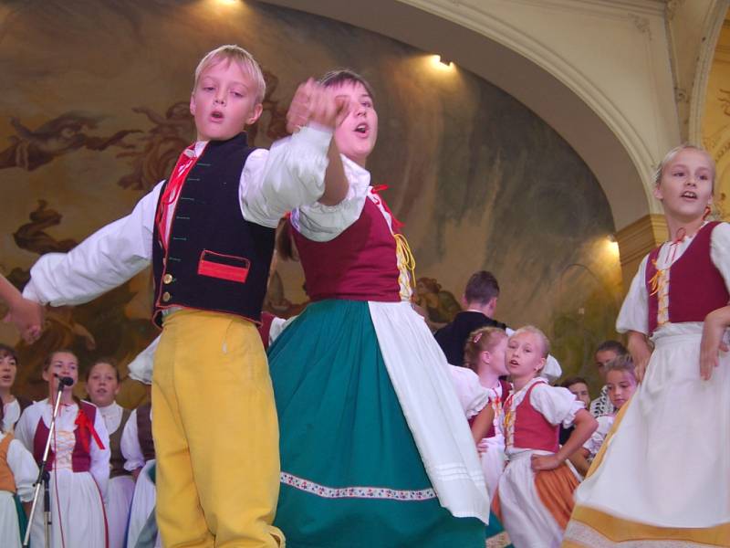 MARIÁNKY PATŘILY FOLKLORU. Mezinárodní folklorní festival Mariánský podzim se tradičně uskutečnil v Mariánských Lázních. Kromě vystoupení na kolonádě nebo v anglikánském kostele měli místní i hosté možnost spatřit krásu lidových krojů při průvodu městem. 