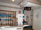 SOUČASNÝ LINEÁRNÍ urychlovač v krajské nemocnici v Chebu  je podle primáře oddělení radioterapie a klinické onkologie Pavla Krištofa (na snímku) již třináct let starý.