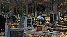 Žádné velké návaly se nekonaly o víkendu na hlavním karlovarském hřbitově v Drahovicích. Důvodem je pandemie. Zatímco v minulosti proudily na hřbitov davy lidí a nebylo zde téměř kde zaparkovat, letos byl poslední předdušičkový víkend velmi poklidný.