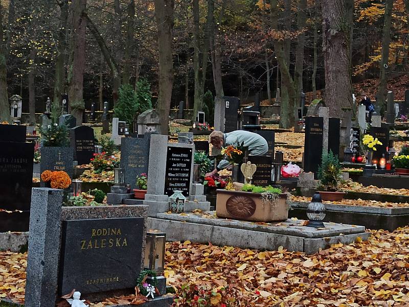 Žádné velké návaly se nekonaly o víkendu na hlavním karlovarském hřbitově v Drahovicích. Důvodem je pandemie. Zatímco v minulosti proudily na hřbitov davy lidí a nebylo zde téměř kde zaparkovat, letos byl poslední předdušičkový víkend velmi poklidný.