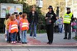 Chebská policejní preventistka Martina Hrušková učila prvňáčky ze 2. ZŠ Cheb, jak mají správně přecházet přes ulici.
