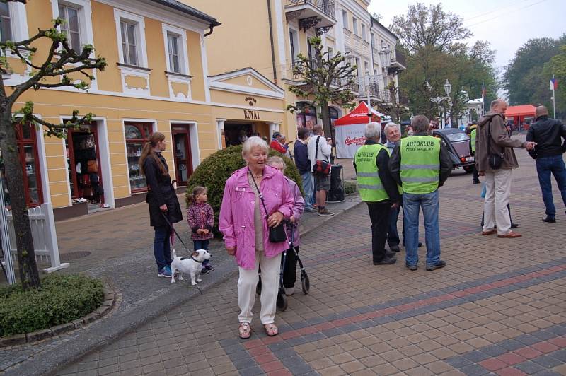 Nablýskaní letití motoroví krasavci přijeli na Prvního máje do Františkových Lázní. Na Národní třídě se za zájmu tisíců hostů odehrával už XVI. ročník Mezinárodní soutěže elegance historických vozidel. 