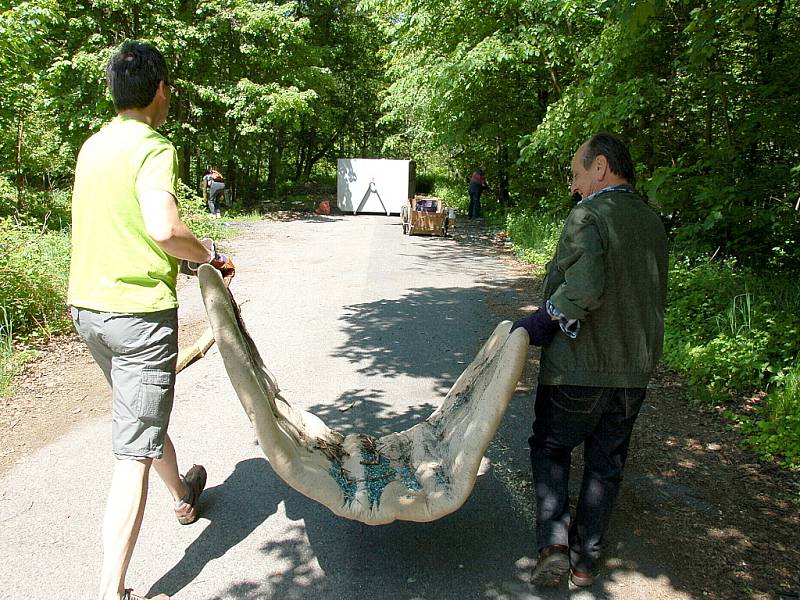 Několik dobrovolníků vyklízelo o víkendu nepořádek kolem takzvané Myslivny v Chebu. 