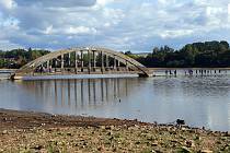 Zaplavený most uprostřed přehrady Jesenice u Chebu se v těchto dnech dá díky nízké hladině vody opět přejít a dostat se suchou nohou až na druhý břeh.