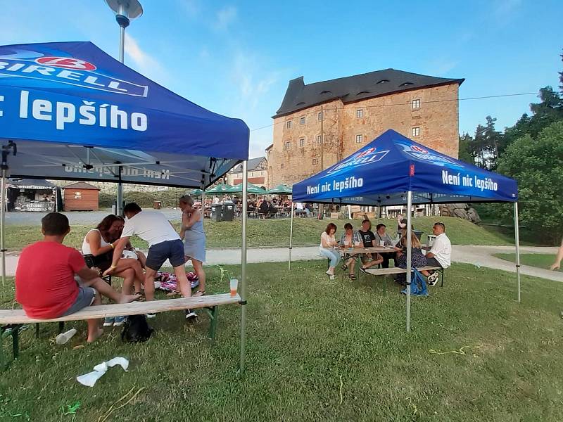 Ve Skalné to žilo, a to celý víkend. Hrad Vildštejn měl totiž důvod k oslavám, a to hned několikrát, jak sdělila PR manažerka hradu Petra Hlinovská. „Slavit budeme vše. Dvacáté jubileum, léto, ale i to, že snad už můžeme normálně žít.“