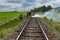 Pražce hořely na železniční trati u Toužimi, hasiči řešili kuriózní případ