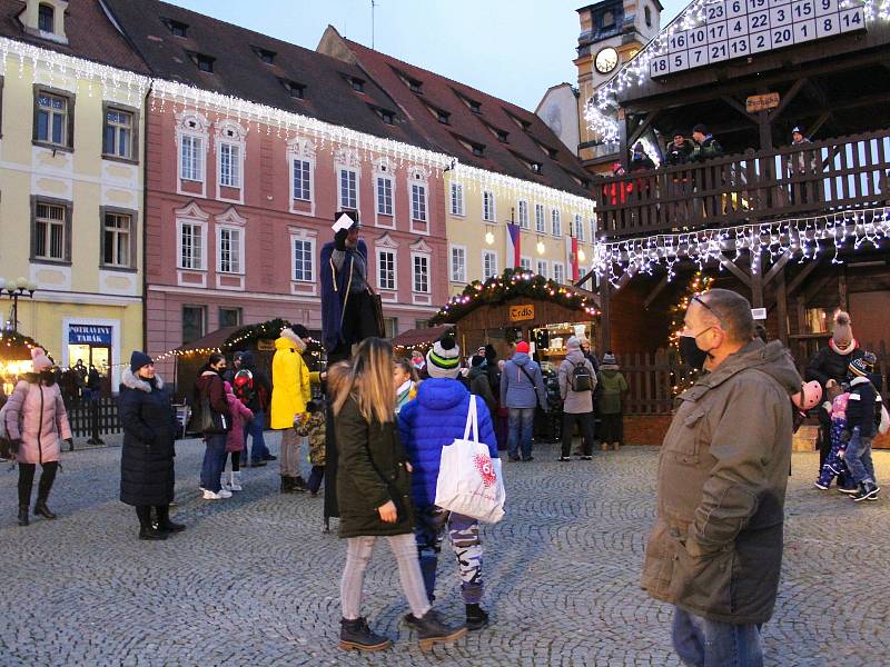 Na chebském náměstí bylo možné prohlédnout si stromeček, popřípadě si zabruslit na ledě.