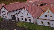 DALŠÍ MODEL. Miniaturpark Boheminium v Mariánských Lázních představil nový model, komplex třiadvaceti usedlostí v Holašovicích.