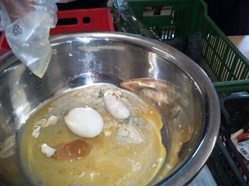 CHEBŠTÍ CELNÍCI objevili při kontrole prodejny v areálu tržnice Dragoun kachní vejce se zárodky. Ta se však u nás prodávat nesmějí.      