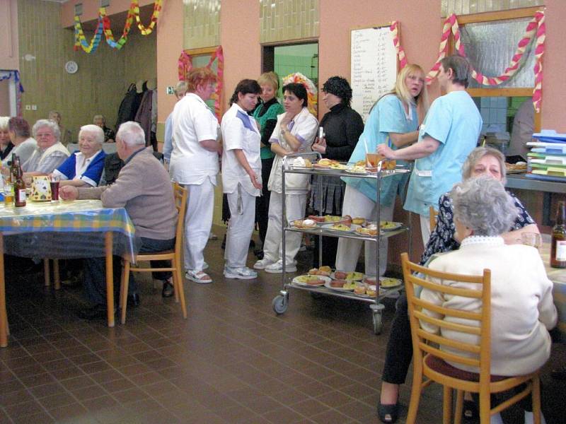 Masopustní zábava v domě pro seniory na chebském sídlišti Skalka