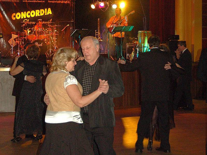 DESÍTKY LIDÍ zavítaly na první zemědělský ples do chebského Kulturního centra Svoboda. Taneční zábava se zde konala u příležitosti 40. výročí od založení Agrokombinátu Cheb. 