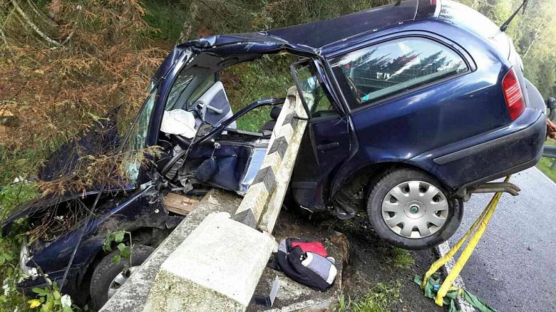 Tragická nehoda v Lubech. Řidič narazil s autem do betonového můstku a zraněním na místě podlehl