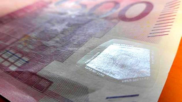 Ve směnárně se objevily velmi zdařilé padělky eur
