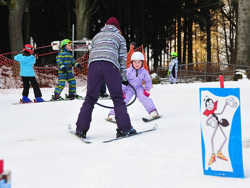 BARBORKA SE ROZJEZDILA až v závěru lyžařské školičky. 