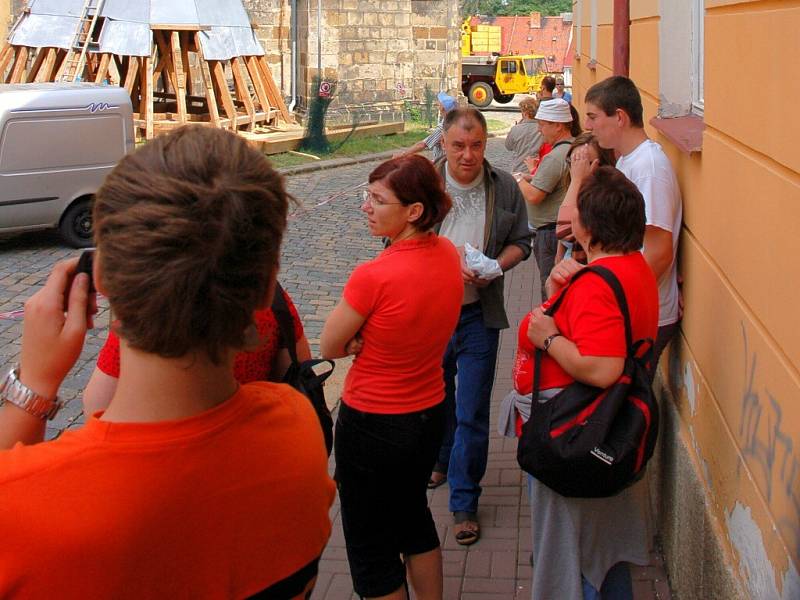 Vyzvedávání posledních malých věžiček na chrám sv. Mikuláše