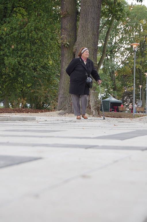 Nové chodníky, lavičky, odpadkové koše i pouliční lampy. Tak to nyní vypadá ve zrekonstruovaných městských sadech v centru města Chebu. 