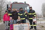 ČLENOVÉ Sboru dobrovolných hasičů Cheb Háje věnovali psímu útulku v Hraničné 8 tisíc korun. Následně vyrazili pejsky vyvenčit.