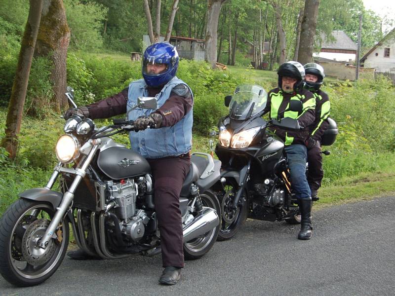 JARNÍ BROUZDÁNÍ S DUCHY. Stovky motorkářů se sešly v ruině kostela ve Vysoké u Staré Vody, kde jim i jejich silným strojům požehnal farář Římskokatolické farnosti Mariánské Lázně, ten jim popřál nejen šťastnou cestu, ale hlavně šťastné návraty. 