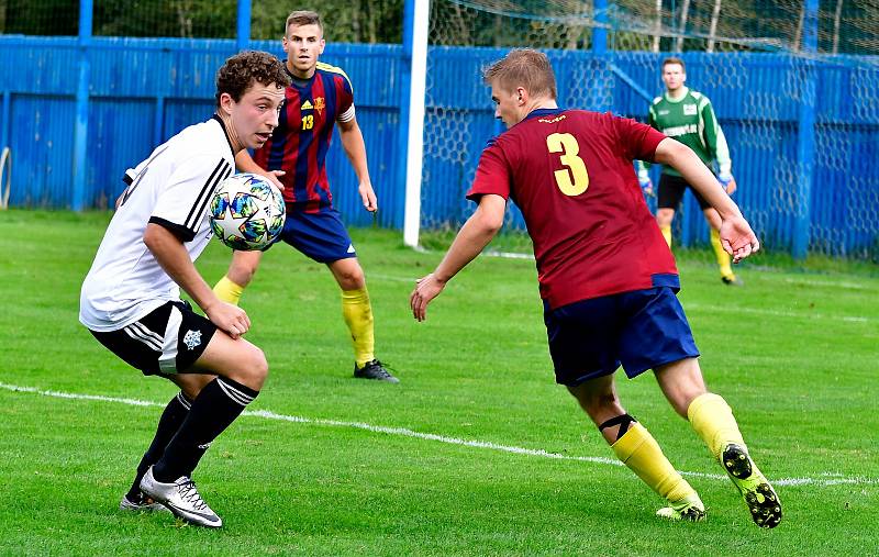 Jedenáct branek obdržel novorolský FK v rámci derby na půdě nejdeckého FK (v bílém), čímž si připsal na účet pátou podzimní porážku.