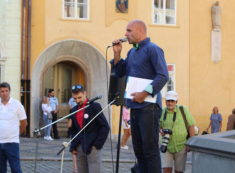 Kvůli hrozbě návratu hazardu do města uspořádala opoziční strana demonstraci před chebskou radnicí, které se zúčastnilo kolem dvou set lidí.