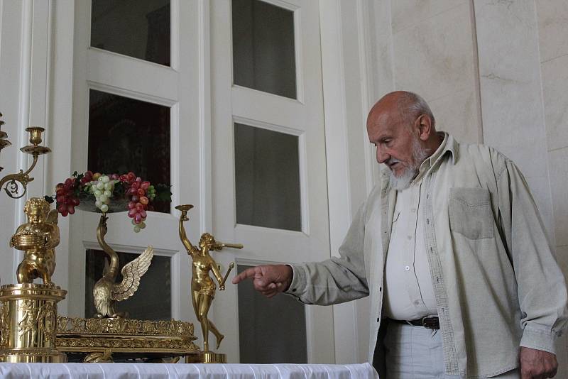 V takové podobě návštěvníci zámku Kynžvart už v sobotu uvidí banket se sladkými pochoutkami. Přípravy na výstavu kompletní stolní soupravy trvaly půl roku.