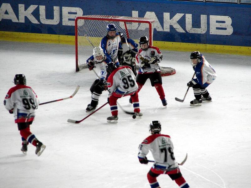 Hokejové utkání žáků 6. tříd Mariánských  Lázní a Litoměřic. Hrálo se v Litoměřicích a žáci Mariánských  Lázní vyhráli 11:2.