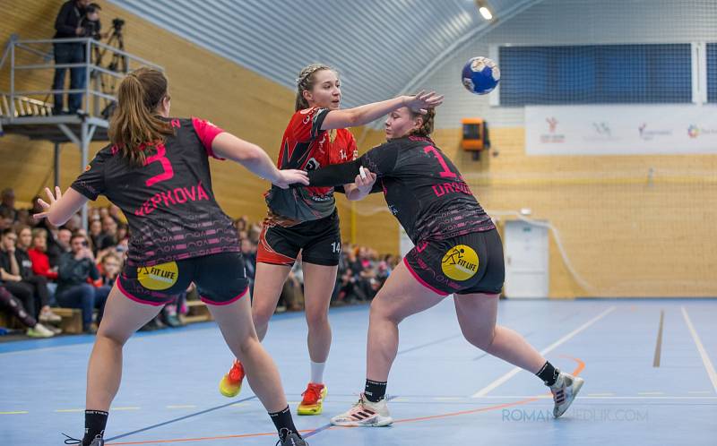 Házenkářky Lázní Kynžvart porazily v interlize na domácí palubovce DHC Plzeň 37:22.