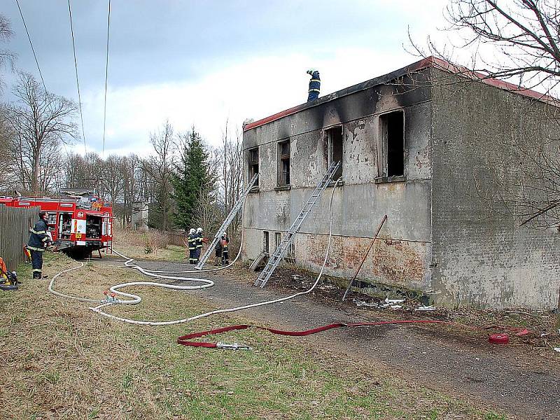 Požár zničil v sobotu v Aši tři budovy.