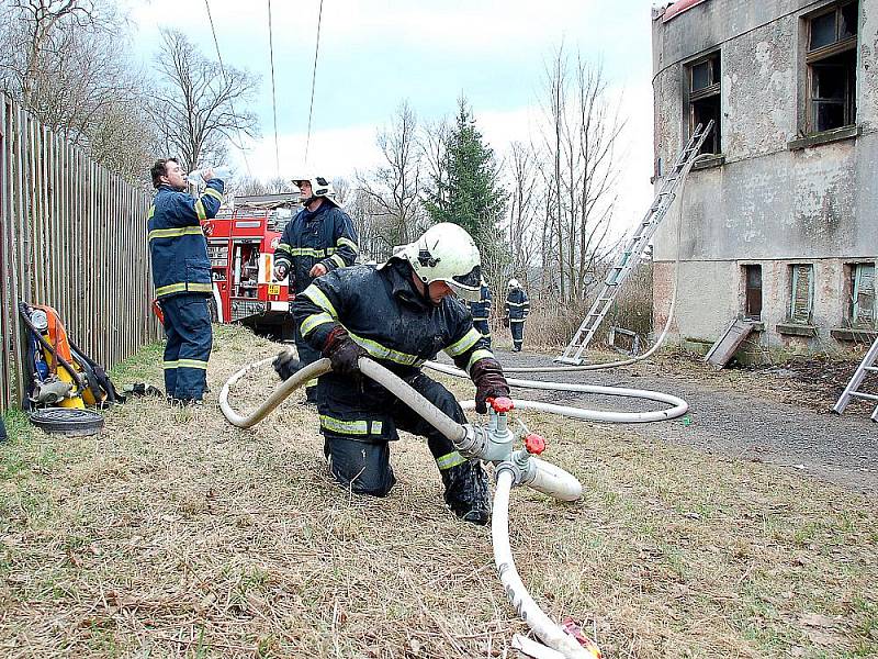 Požár zničil v sobotu v Aši tři budovy.