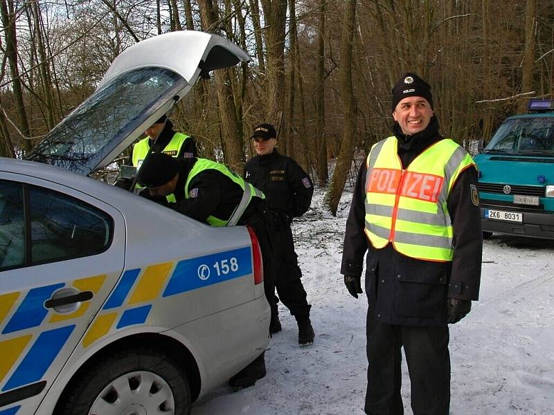 Policisté z Německa a z Čech společně kontrolovali na Chebsku automobily kvůli drogám. 