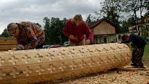 Sloup sochaře Davida Medka