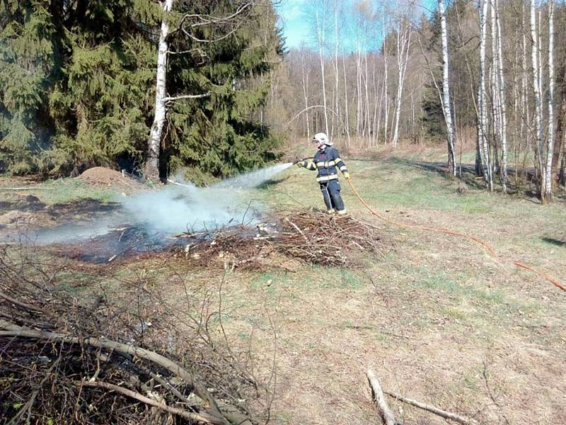 Požáry v Karlovarském kraji zaměstnaly hasiče.