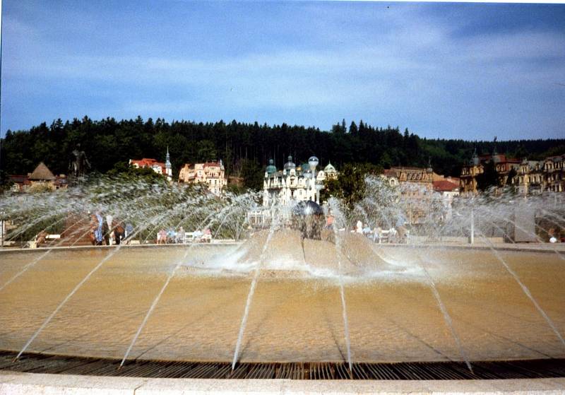 Fontána v době, kdy její provoz začínal. Fotografie z roku 1986.