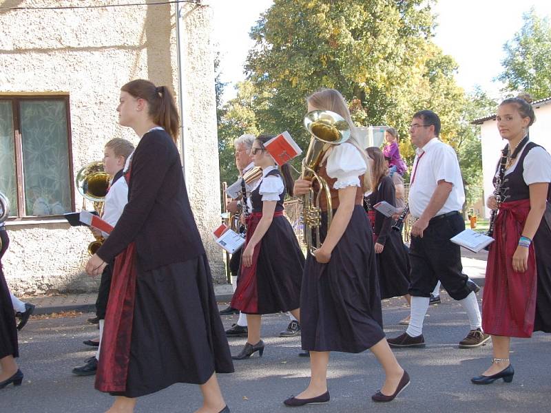 Ukázky hasičské techniky, spanilá jízda traktorů anebo slavnostní průvod městem. To vše bylo součástí letošních velkolepých Slavností města Skalná na Chebsku. 