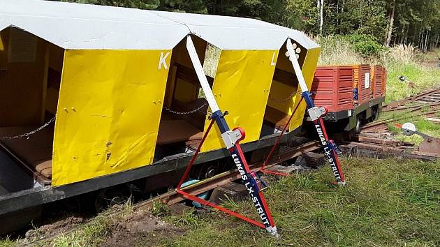 Hasiči ze tří jednotek zasahovali v sobotu po poledni u nehody turistického vláčku v přírodní rezervaci Soos na Chebsku.