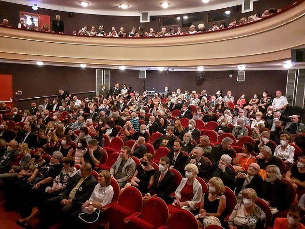 Západočeské divadlo Cheb velkolepě oslavilo 4. září šedesát let svého působení. Slavilo se celý večer a pozvání přijalo spoustu známých osobností, které si divadlem coby herci, režiséři nebo dramaturgové prošli.