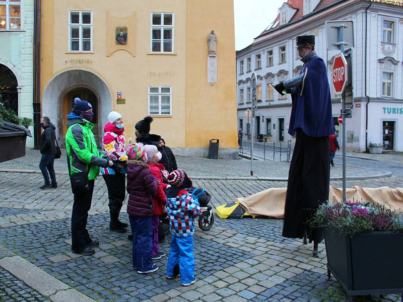 Na chebském náměstí bylo možné prohlédnout si stromeček, popřípadě si zabruslit na ledě.