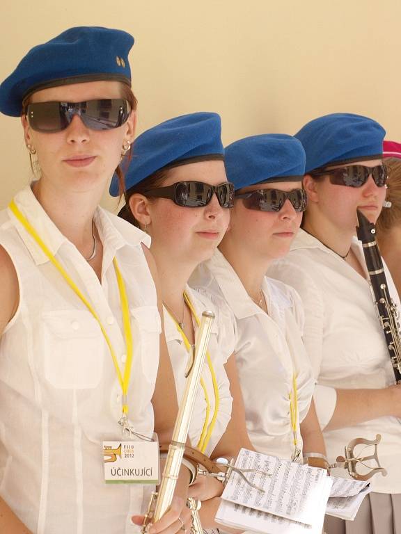 Zahájení 20. ročníku festivalu mládežnických dechových orchestrů a mažoretkových skupin FIJO 2012. 