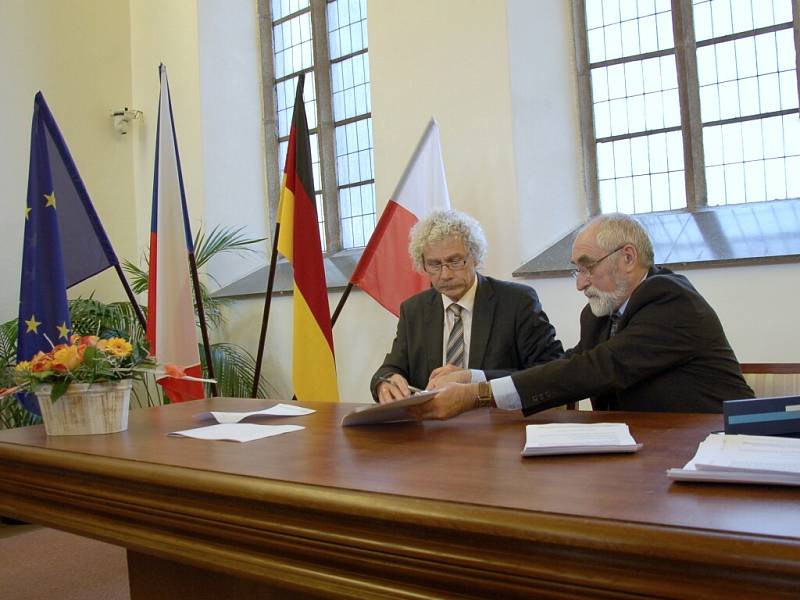 ZŘIZOVATELI NOVÉ NADACE Chebský les jsou město Cheb a okres Tirschenreuth. Podpisu nadační listiny se tak ujal starosta Chebu Pavel Vanoušek a přednosta okresu Tirschenreuth Wolfgang Lippert. 