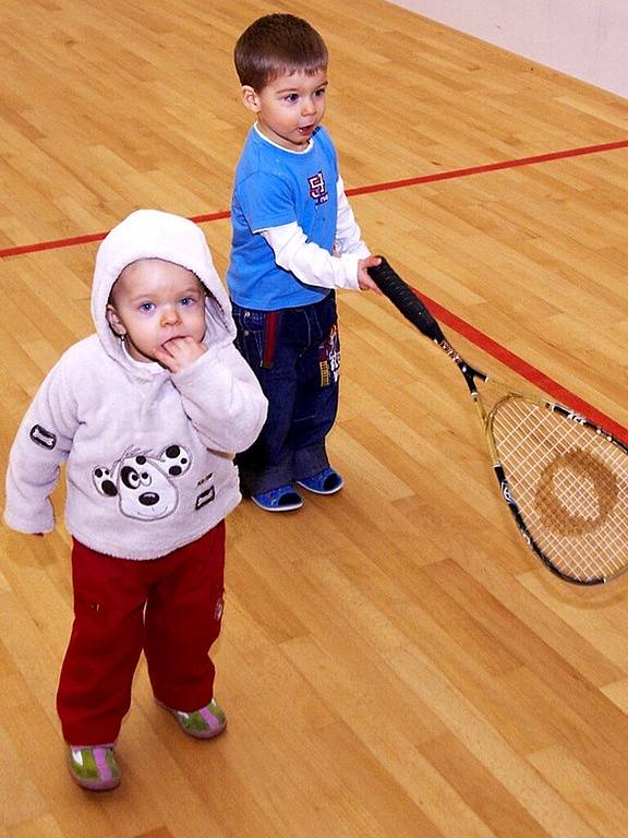 O budoucnost squashových hráčů a hráček nemusíme mít strach, o čemž svědčí snímek dvou potencionálních  adeptů na účast na turnaji v chebském Sportcentru v příštím desetiletí.