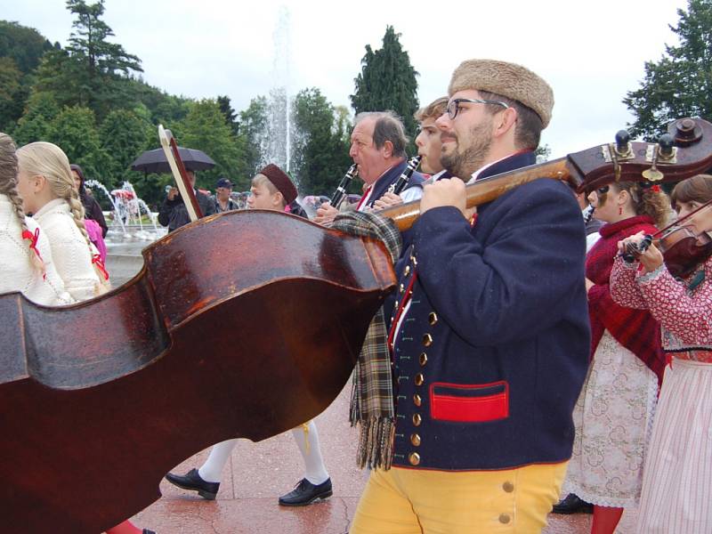 MARIÁNKY PATŘILY FOLKLORU. Mezinárodní folklorní festival Mariánský podzim se tradičně uskutečnil v Mariánských Lázních. Kromě vystoupení na kolonádě nebo v anglikánském kostele měli místní i hosté možnost spatřit krásu lidových krojů při průvodu městem. 