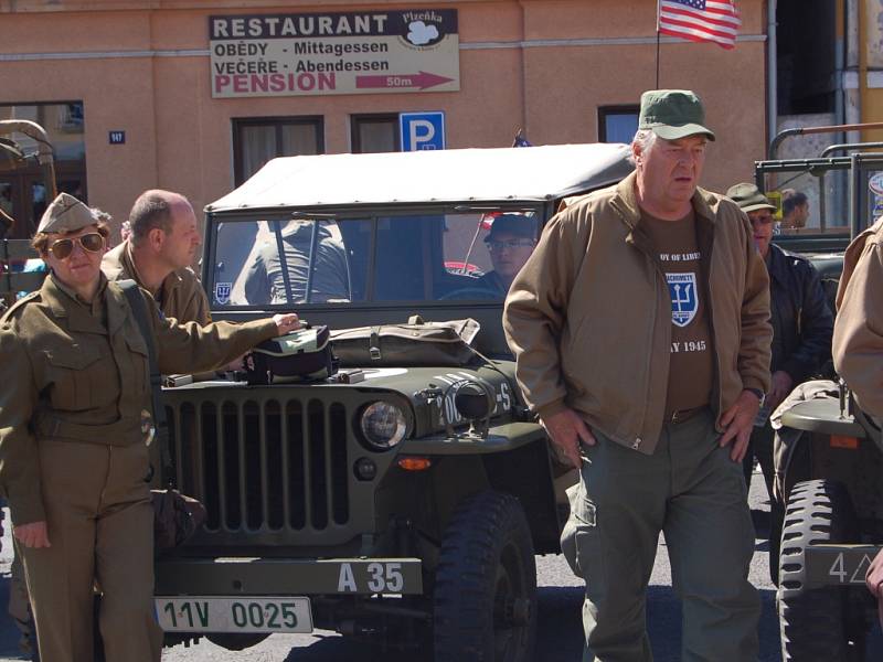 OSLAVY OSVOBOZENÍ. V rámci oslav 71. výročí osvobození přijel do Teplé a pak do dalších míst military convoy.