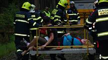 DESÍTKY ZRANĚNÝCH museli zachránit hasiči a zdravotníci z havarovaného vlaku u Studánky u Aše, kde se uskutečnilo cvičení složek integrovaného záchranného systému.